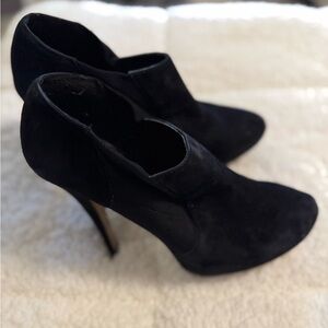 Jessica Simpson black suede leather platform ankle bootie. Women’s size 10.